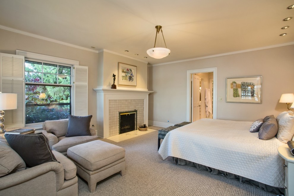 Cette image montre une chambre avec moquette traditionnelle avec un mur gris, une cheminée standard et un manteau de cheminée en carrelage.