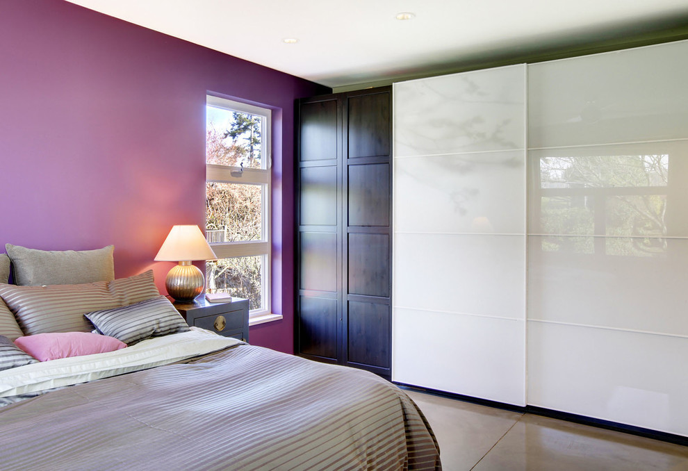 Imagen de dormitorio principal clásico grande con paredes púrpuras y suelo de mármol