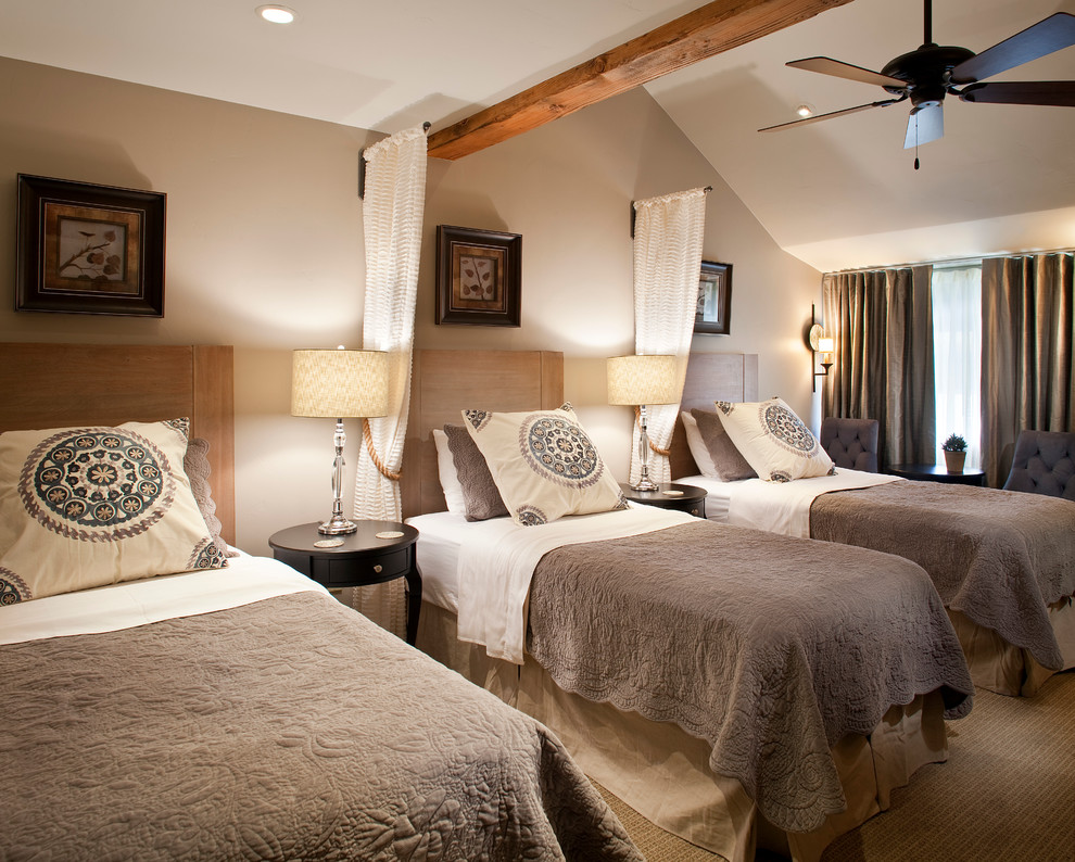 Esempio di una camera degli ospiti stile rurale con pareti beige