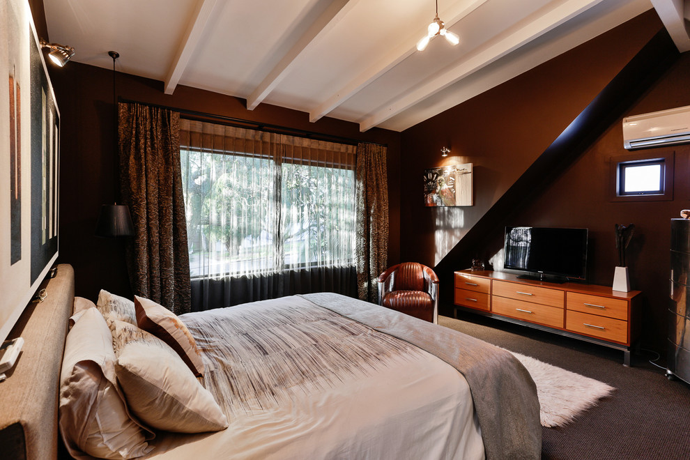 На фото: хозяйская спальня среднего размера в стиле лофт с коричневыми стенами и ковровым покрытием с
