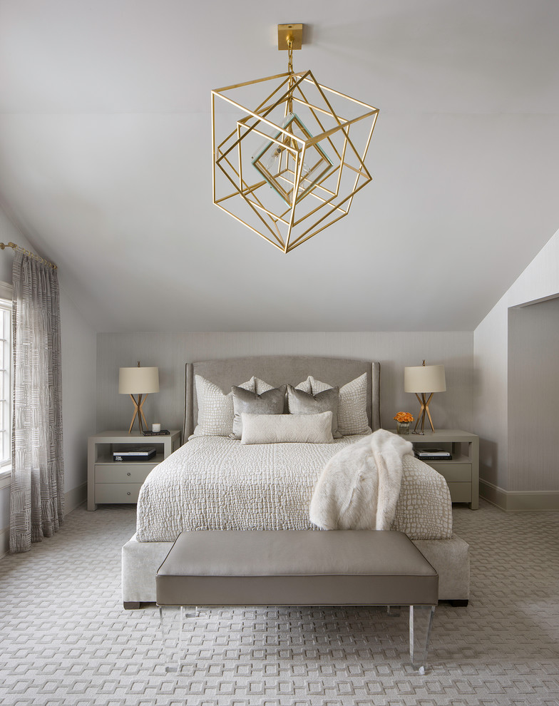 Стильный дизайн: хозяйская спальня: освещение в стиле неоклассика (современная классика) с ковровым покрытием, серыми стенами и серым полом - последний тренд