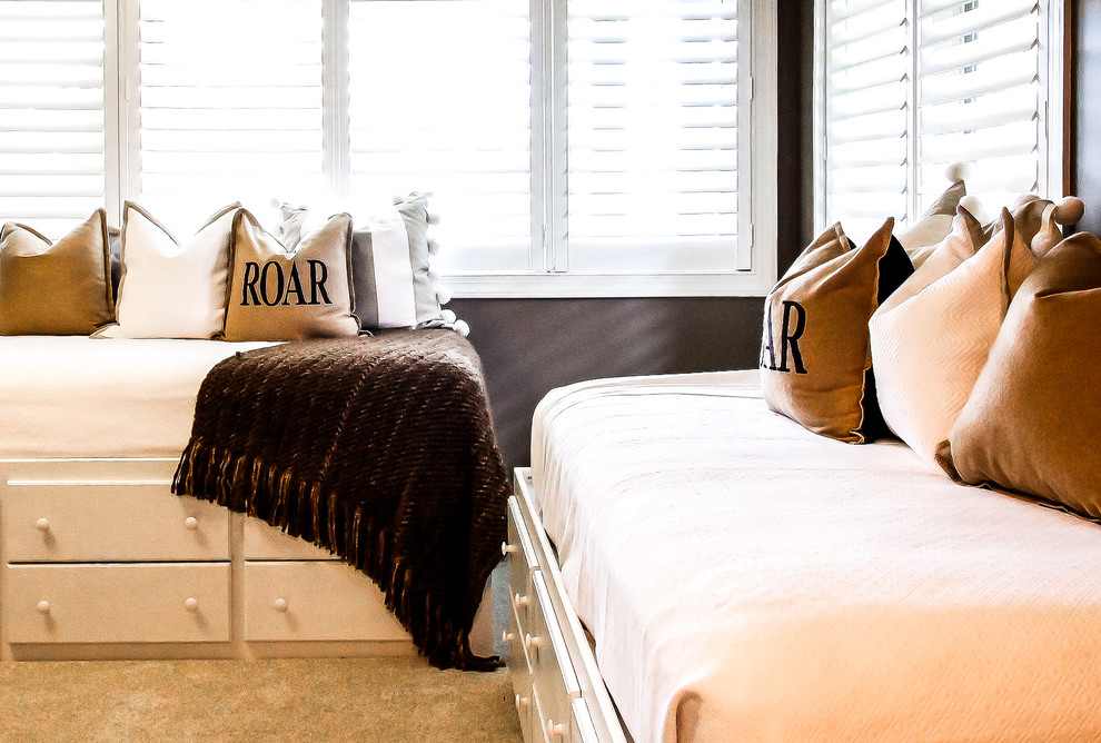 Immagine di una camera da letto design con pareti marroni, moquette e nessun camino