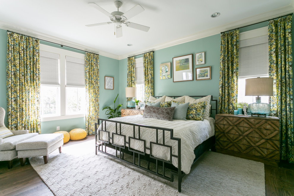 Imagen de dormitorio tradicional pequeño con paredes verdes, suelo de madera oscura y suelo marrón