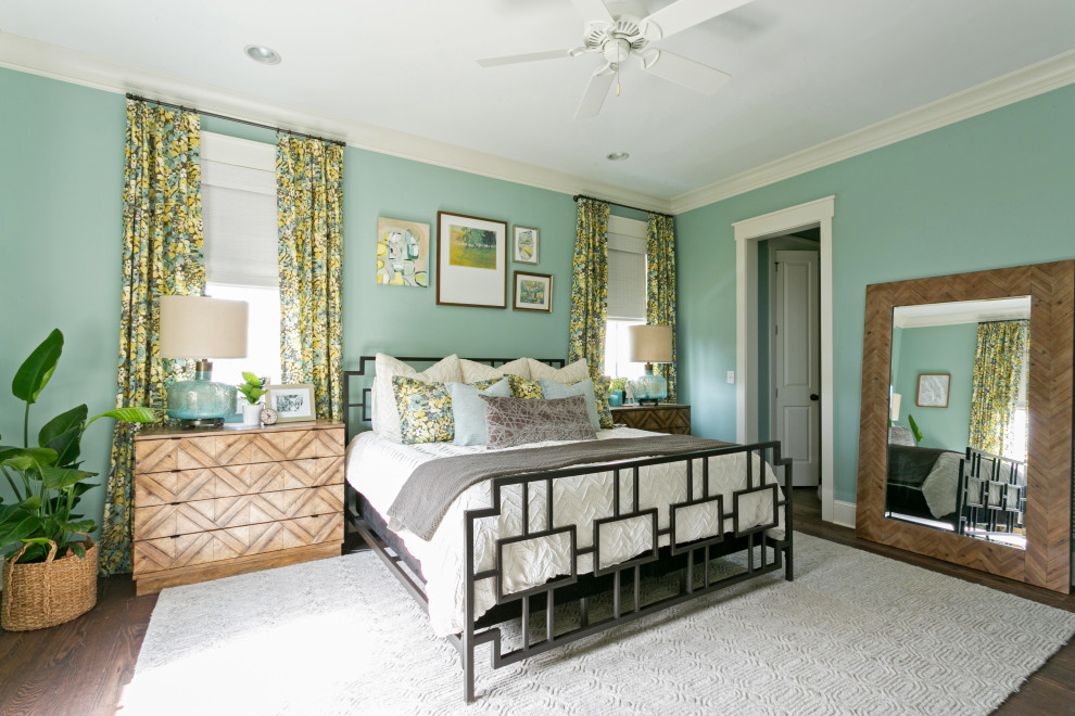 Ispirazione per una grande camera da letto tradizionale con pareti verdi, parquet scuro e pavimento marrone