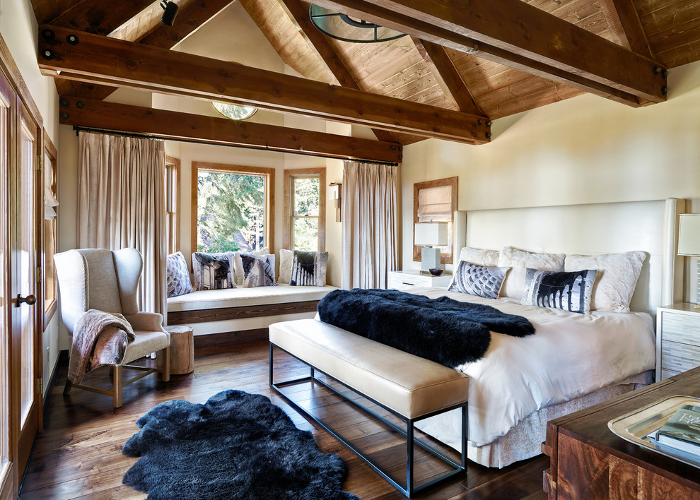 Imagen de dormitorio principal tradicional renovado grande sin chimenea con paredes beige, suelo de madera oscura y suelo marrón