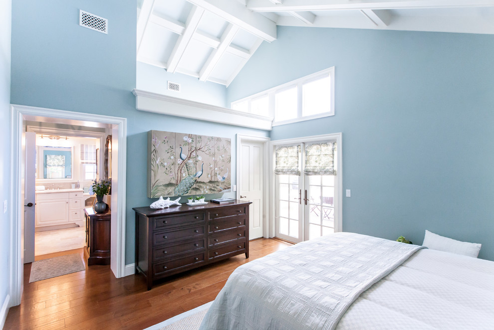 Mittelgroßes Klassisches Gästezimmer ohne Kamin mit blauer Wandfarbe und braunem Holzboden in San Diego