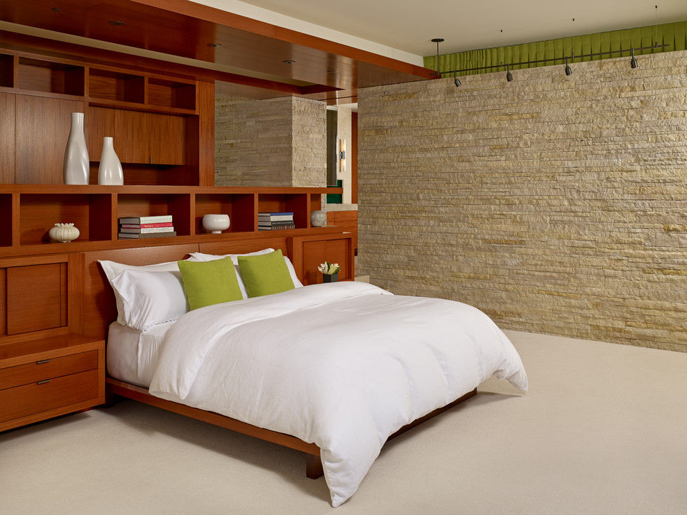 Cette image montre une grande chambre design avec un mur beige et aucune cheminée.