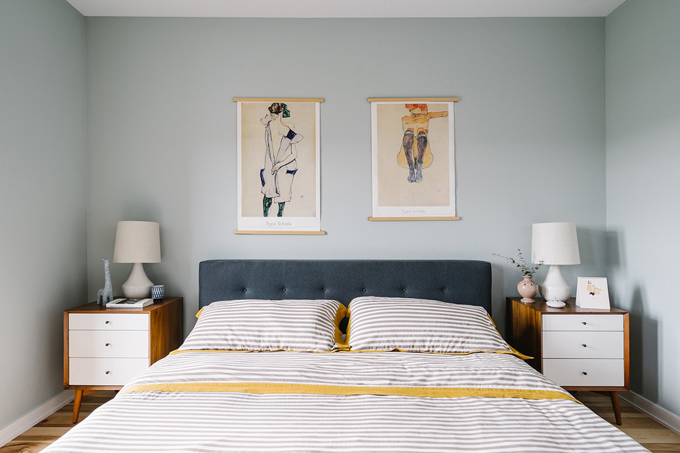 На фото: хозяйская спальня среднего размера в стиле неоклассика (современная классика) с синими стенами и светлым паркетным полом без камина