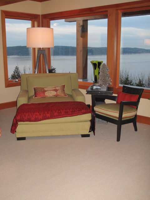 Klassisches Hauptschlafzimmer mit beiger Wandfarbe und Teppichboden in Seattle