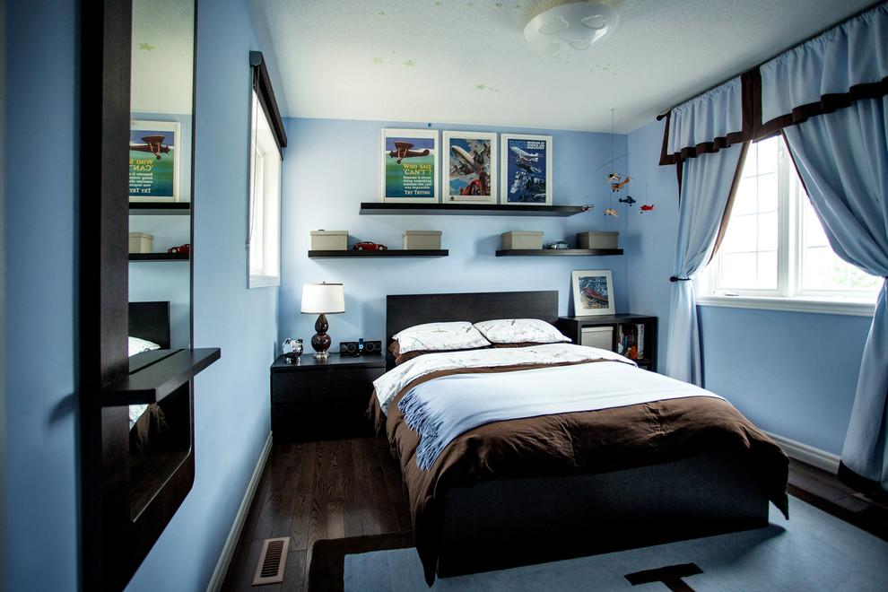 Ispirazione per una camera da letto tradizionale con pareti blu e parquet scuro