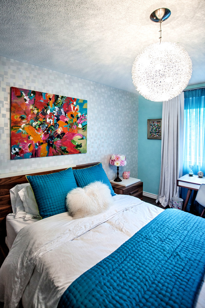 Esempio di una camera degli ospiti design di medie dimensioni con pareti blu, parquet scuro e nessun camino