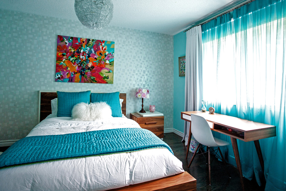 Idee per una camera degli ospiti minimal di medie dimensioni con pareti blu, parquet scuro e nessun camino