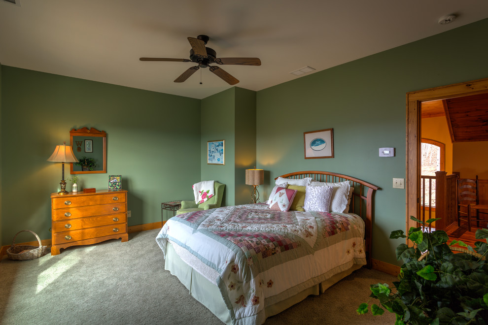 シャーロットにある中くらいなラスティックスタイルのおしゃれな客用寝室 (緑の壁、カーペット敷き、暖炉なし)