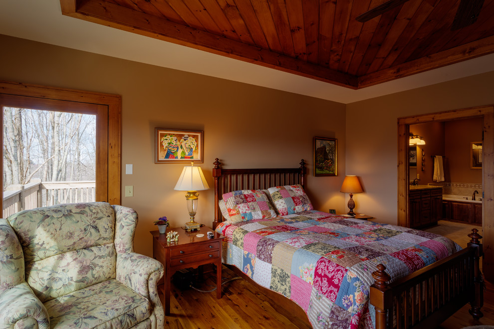 На фото: большая хозяйская спальня в стиле рустика с бежевыми стенами и паркетным полом среднего тона без камина с