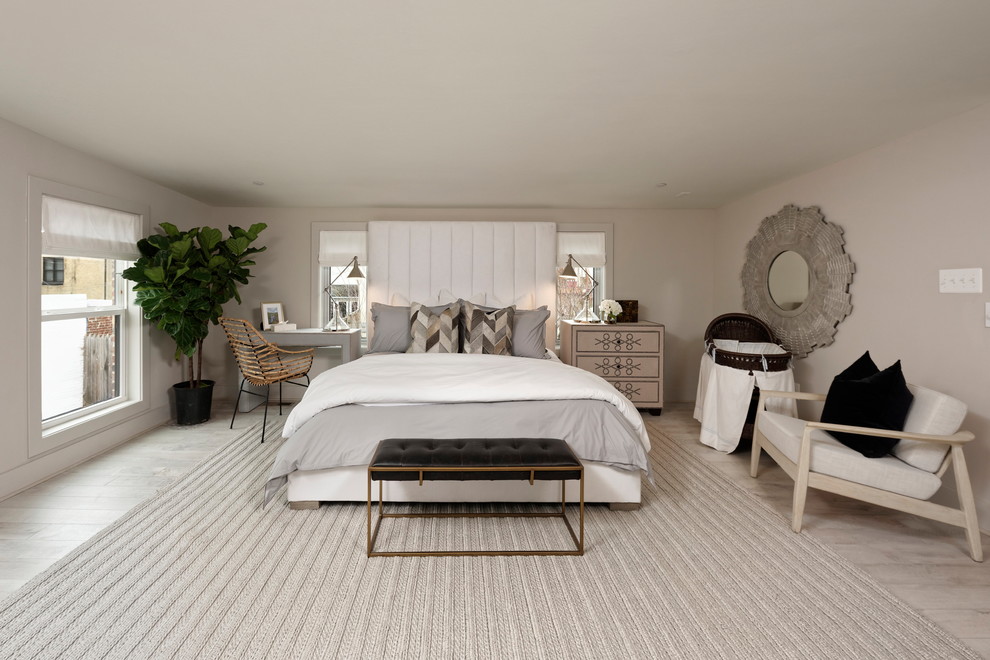 Diseño de dormitorio principal contemporáneo sin chimenea con paredes beige y suelo de madera clara