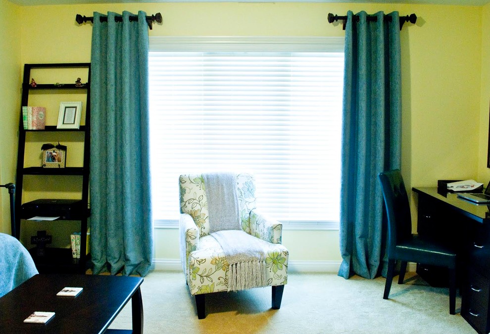 Foto de habitación de invitados clásica renovada de tamaño medio con paredes amarillas y moqueta