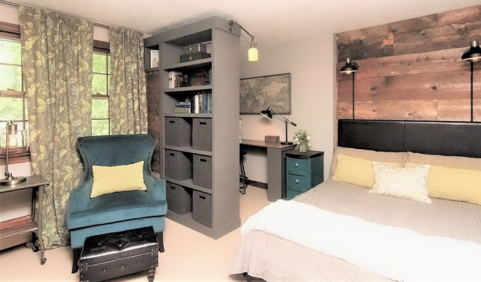 Пример оригинального дизайна: маленькая спальня в стиле фьюжн с деревянными стенами для на участке и в саду
