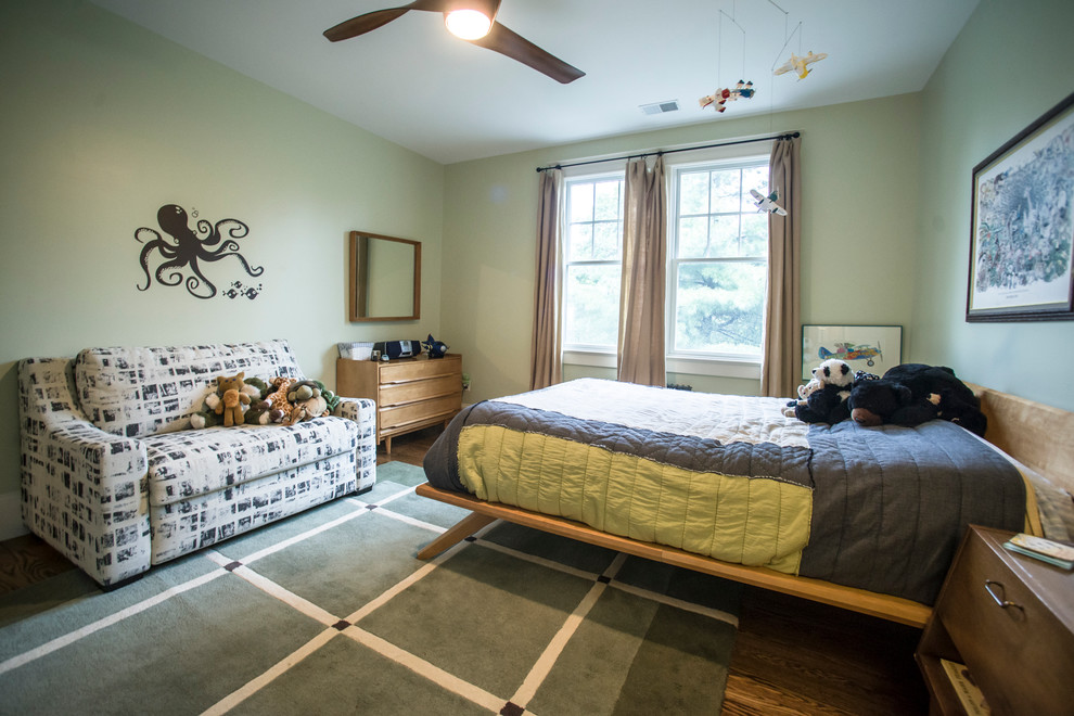 Foto di una camera da letto tradizionale con pareti verdi e pavimento in legno massello medio