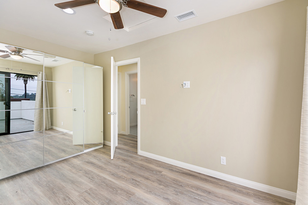 Foto de habitación de invitados contemporánea de tamaño medio con paredes beige, suelo vinílico y suelo multicolor