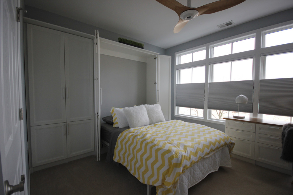 Foto di una camera degli ospiti minimal con pareti grigie, moquette e pavimento beige