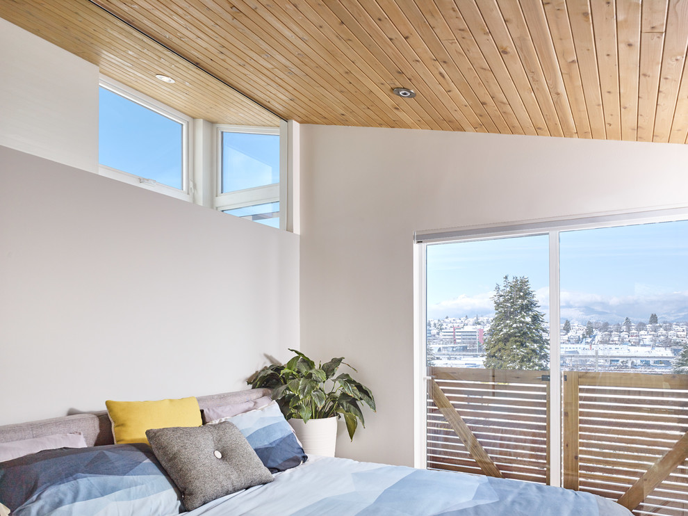 Foto de dormitorio principal minimalista grande sin chimenea con paredes blancas, suelo de madera clara y suelo beige