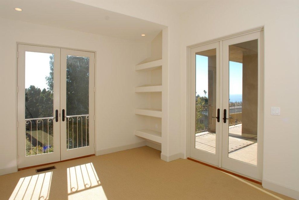 Großes Modernes Hauptschlafzimmer ohne Kamin mit weißer Wandfarbe, Teppichboden und beigem Boden in San Diego