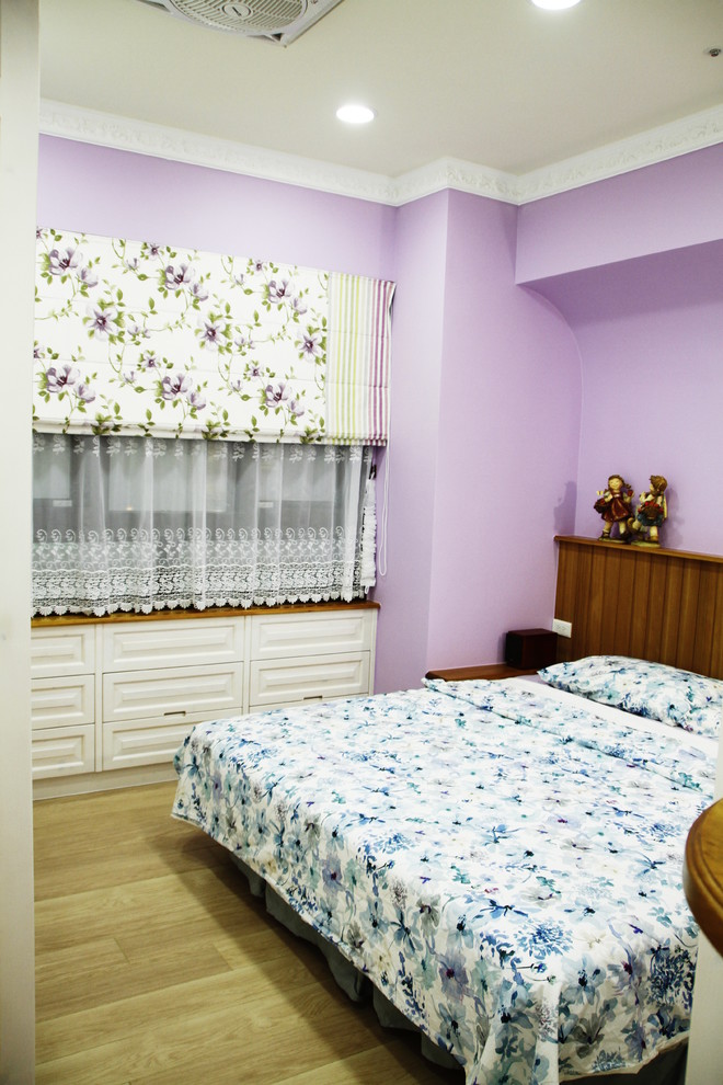 Стильный дизайн: маленькая хозяйская спальня в стиле рустика с фиолетовыми стенами, полом из ламината и желтым полом без камина для на участке и в саду - последний тренд