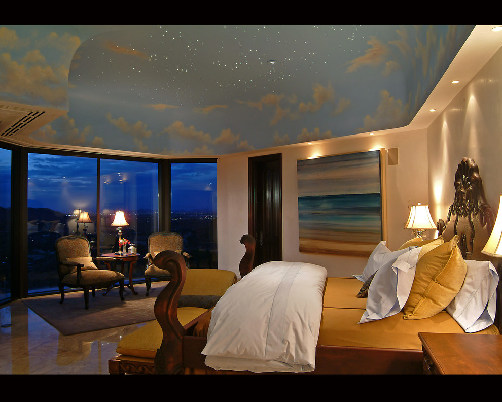 サンディエゴにある中くらいなトラディショナルスタイルのおしゃれな主寝室 (ベージュの壁、大理石の床、暖炉なし、ベージュの床)