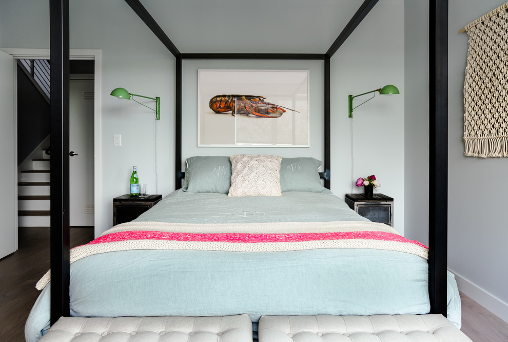 Ejemplo de habitación de invitados contemporánea de tamaño medio con paredes azules, suelo de madera clara y suelo gris