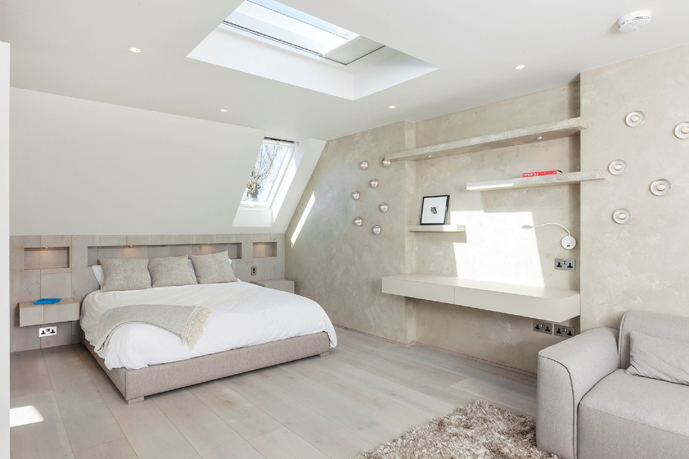 Пример оригинального дизайна: гостевая спальня среднего размера, (комната для гостей) в современном стиле с бежевыми стенами и светлым паркетным полом без камина