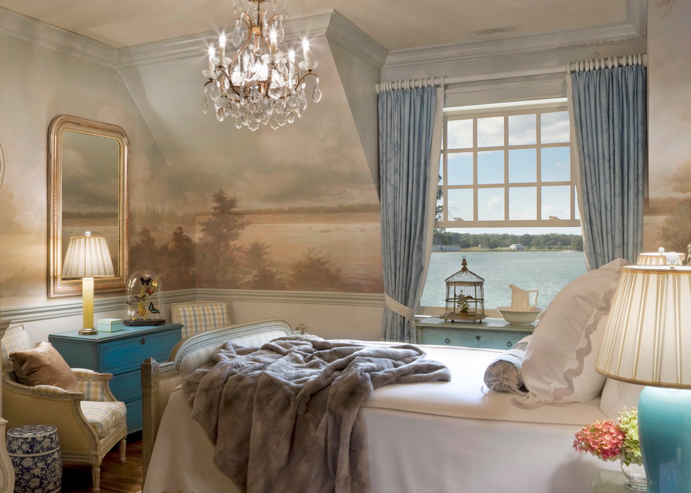 ニューヨークにあるトラディショナルスタイルのおしゃれな寝室 (暖炉なし、青いカーテン)
