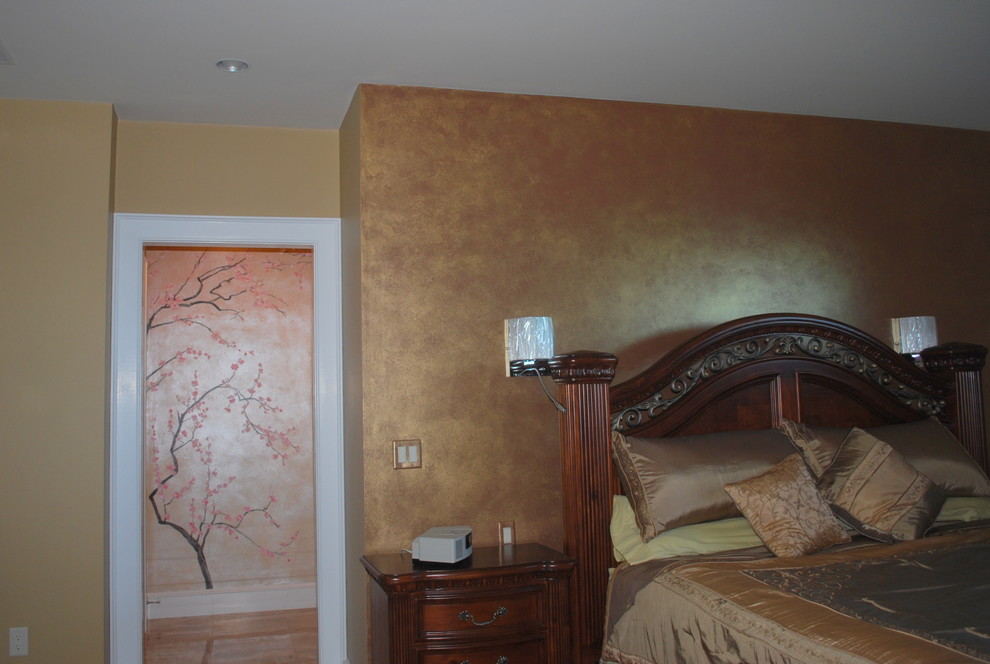 Modelo de dormitorio ecléctico grande con paredes multicolor y suelo de madera oscura