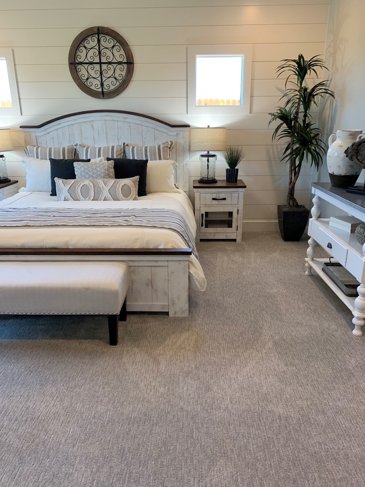 Идея дизайна: хозяйская спальня среднего размера в стиле кантри с белыми стенами, ковровым покрытием и серым полом