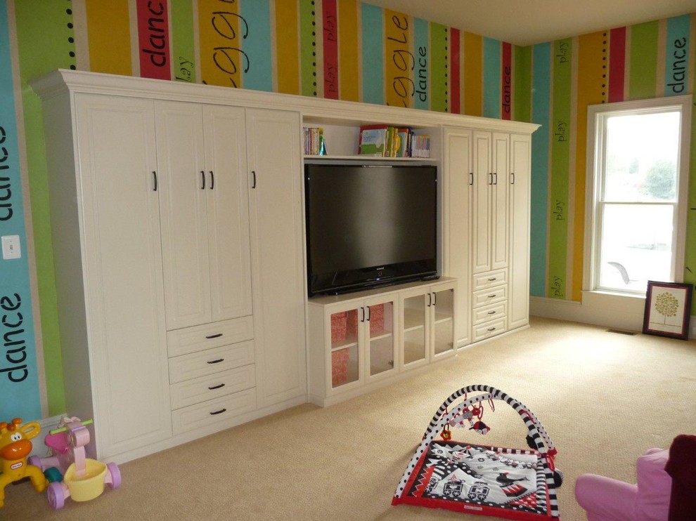 Foto de habitación de invitados clásica grande sin chimenea con paredes multicolor y moqueta