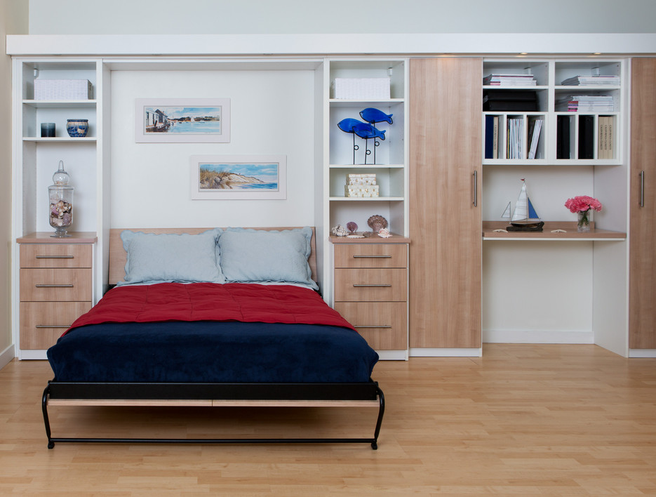 Foto de habitación de invitados costera de tamaño medio sin chimenea con paredes blancas, suelo de madera clara y suelo beige