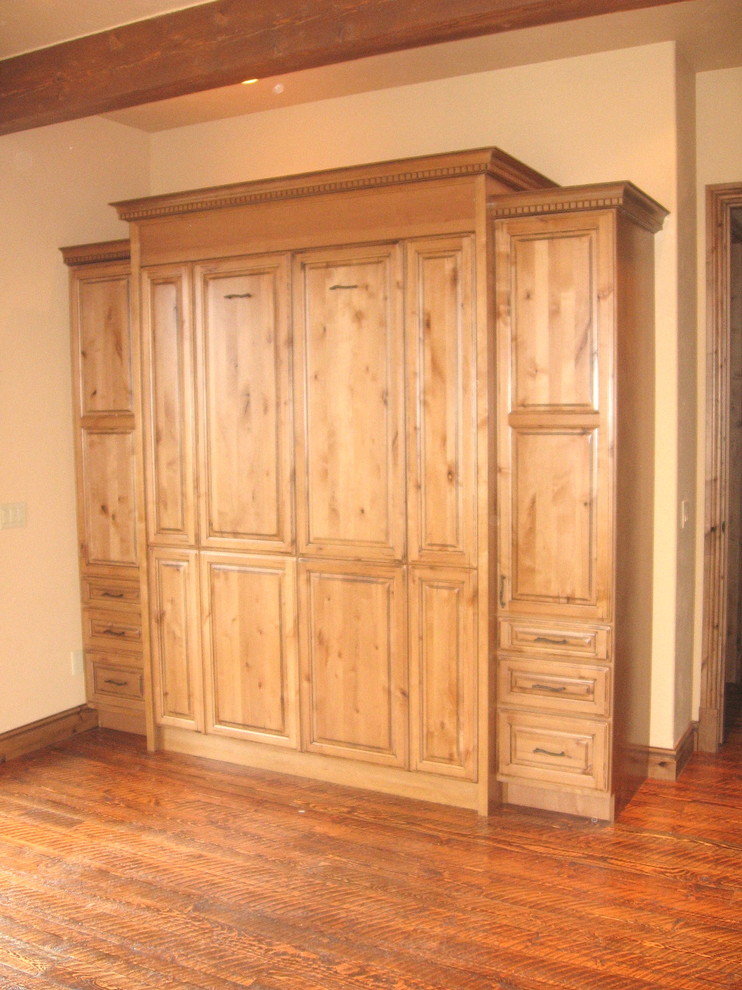 Immagine di una piccola camera degli ospiti chic con pareti beige e pavimento in legno massello medio