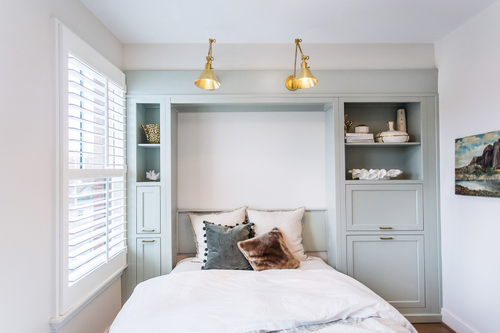 Ispirazione per una piccola camera degli ospiti classica con pareti bianche, pavimento in legno massello medio e pavimento marrone