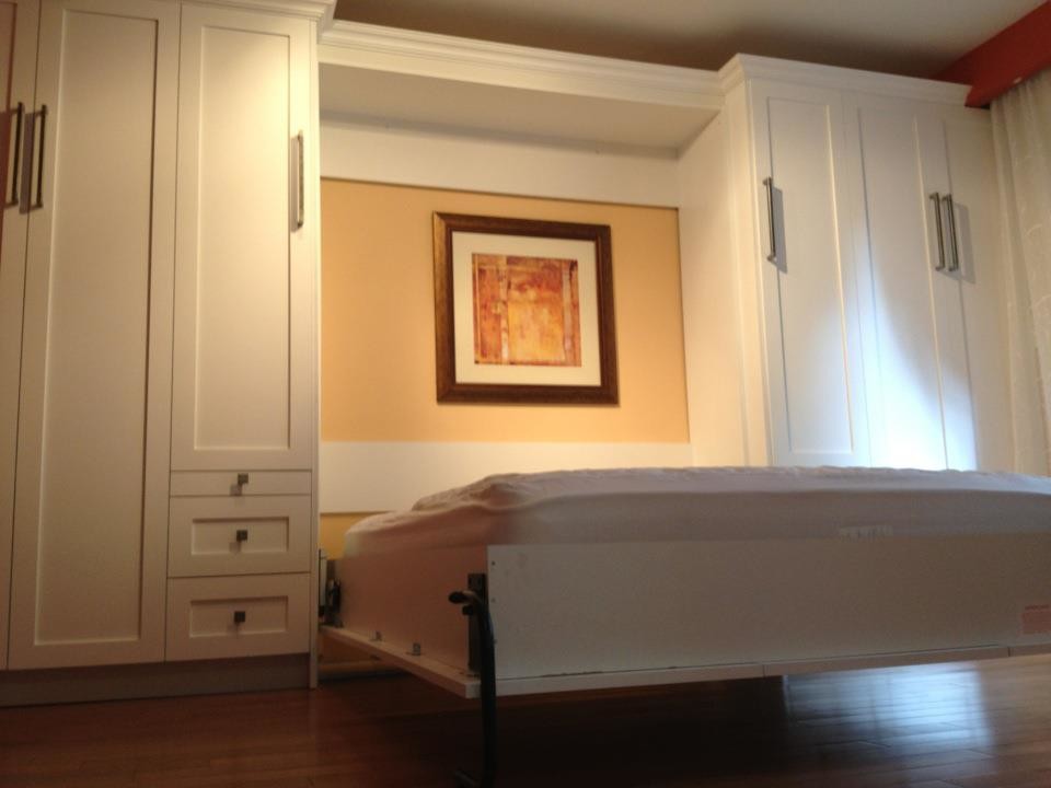 トロントにある小さなコンテンポラリースタイルのおしゃれな客用寝室 (白い壁、無垢フローリング、暖炉なし) のレイアウト