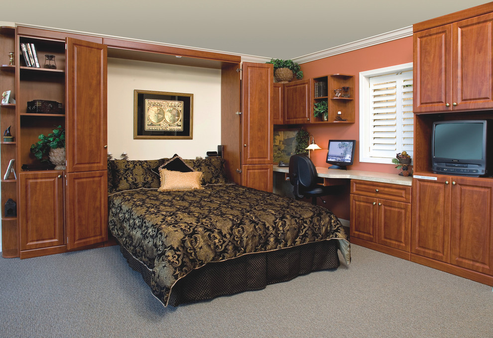 ジャクソンビルにある広いトラディショナルスタイルのおしゃれな客用寝室 (オレンジの壁、カーペット敷き、暖炉なし、グレーの床)