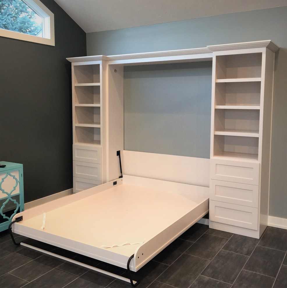 На фото: гостевая спальня среднего размера, (комната для гостей) в стиле неоклассика (современная классика) с серыми стенами, полом из керамогранита и черным полом с