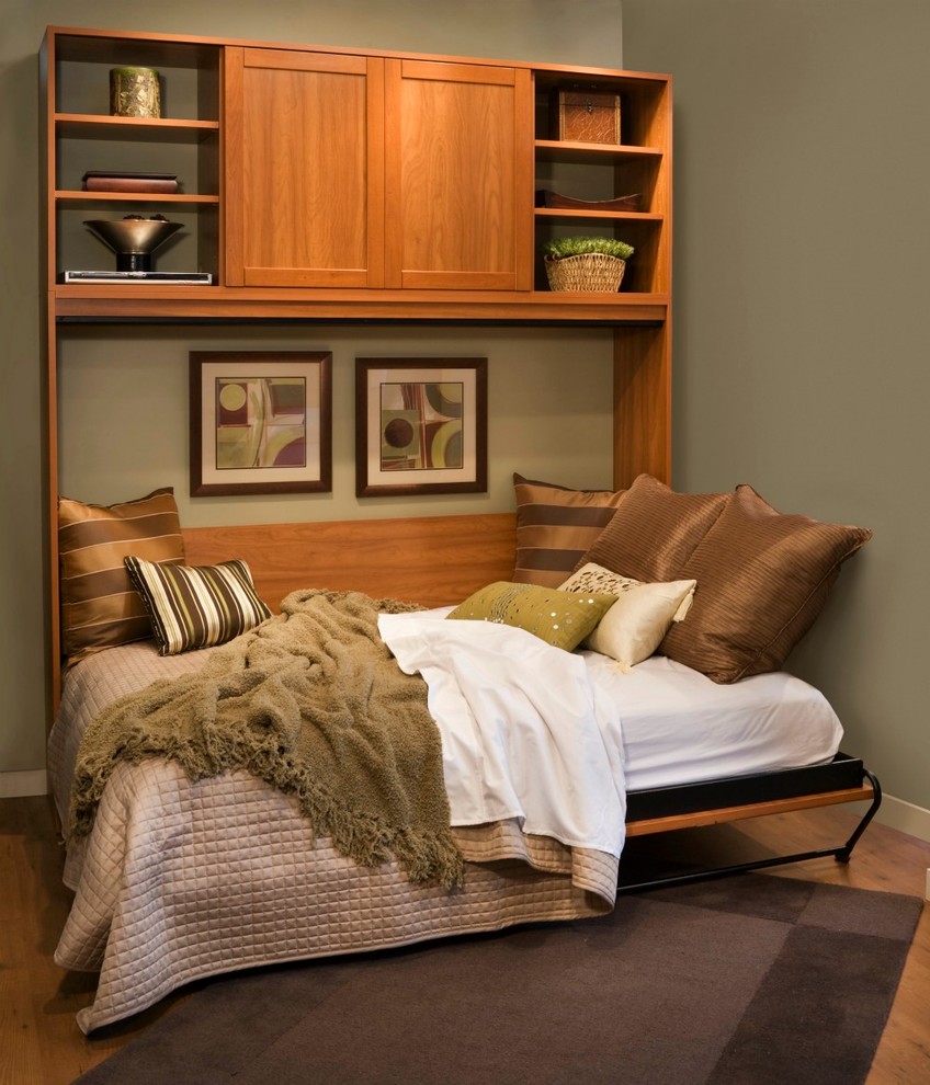 Modelo de habitación de invitados clásica pequeña sin chimenea con paredes beige y suelo de madera en tonos medios
