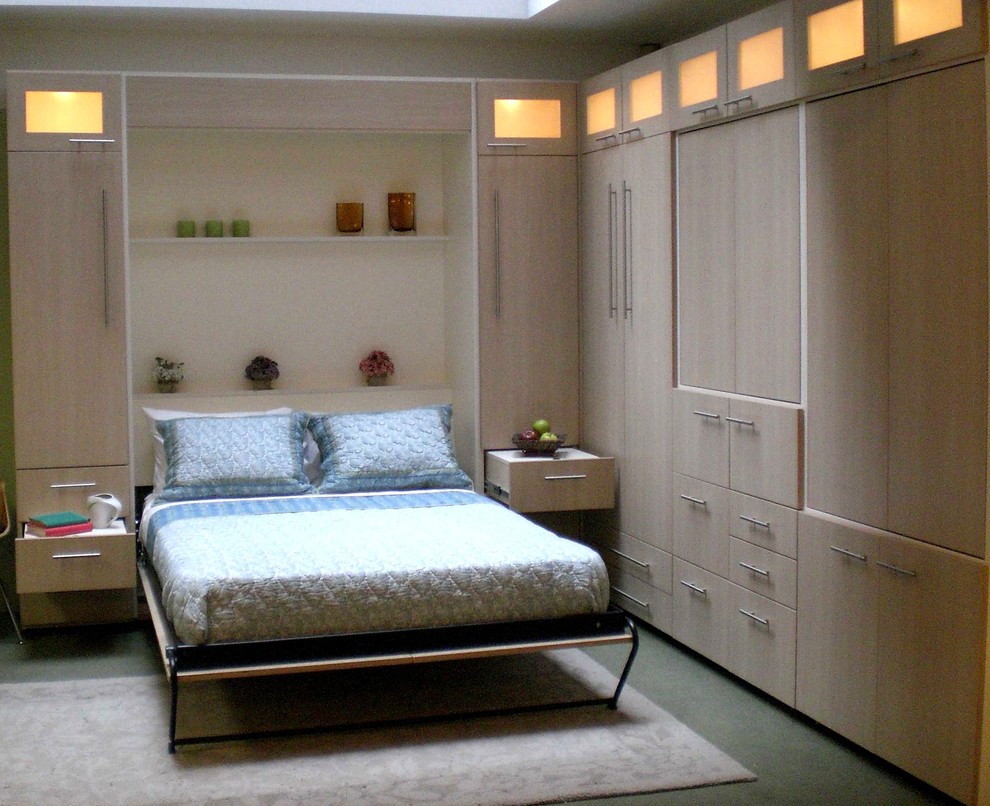 На фото: маленькая спальня в современном стиле для на участке и в саду