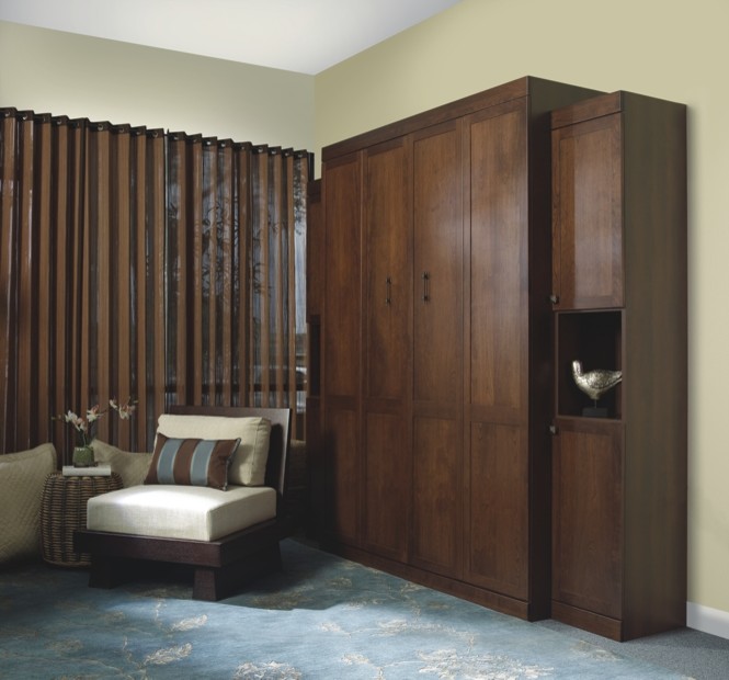 Modelo de habitación de invitados moderna de tamaño medio sin chimenea con paredes beige, moqueta y suelo multicolor