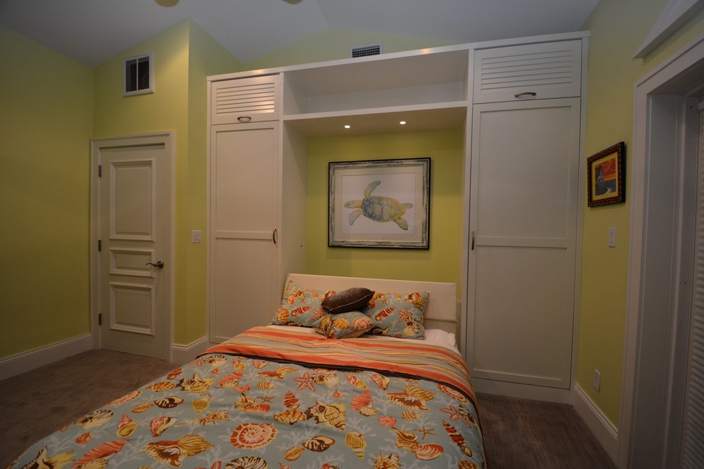 На фото: гостевая спальня среднего размера, (комната для гостей) в морском стиле с желтыми стенами и светлым паркетным полом