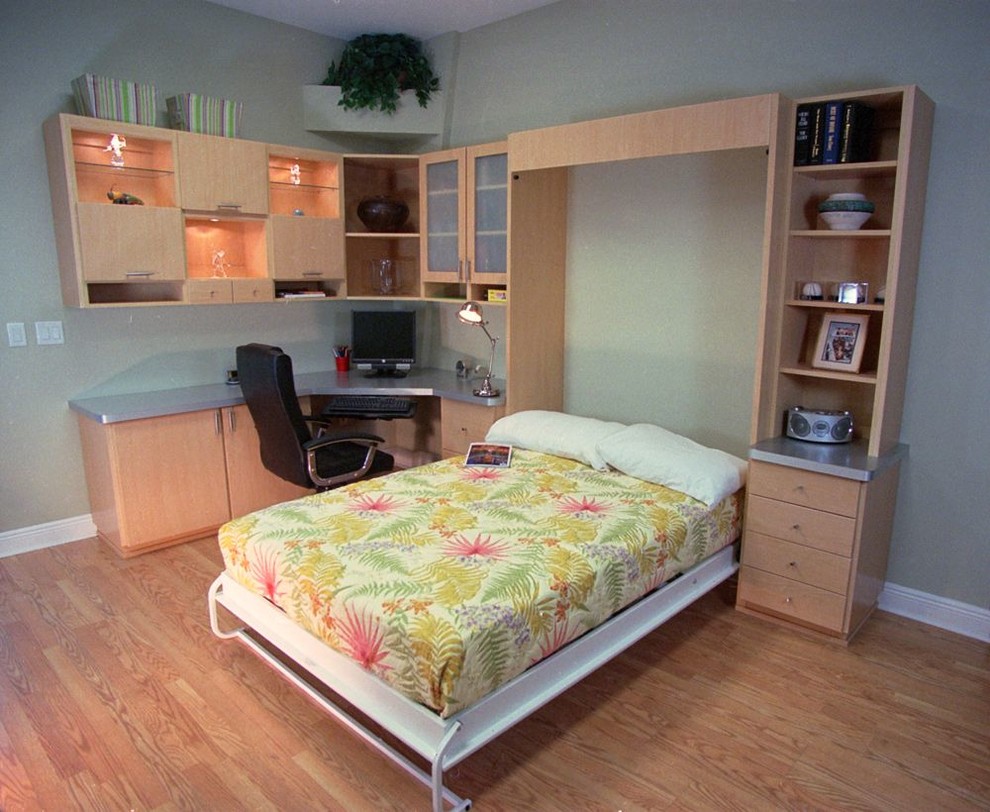 タンパにある中くらいなトラディショナルスタイルのおしゃれな客用寝室 (緑の壁、淡色無垢フローリング)