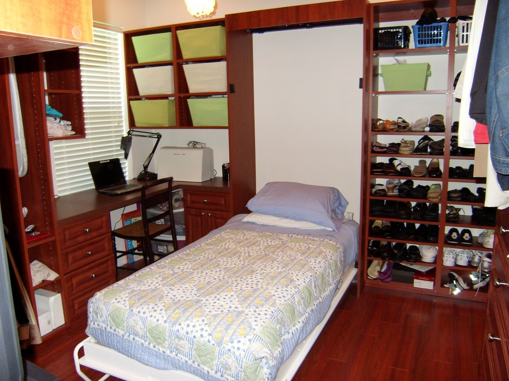 タンパにある小さなコンテンポラリースタイルのおしゃれな客用寝室 (白い壁、濃色無垢フローリング) のレイアウト