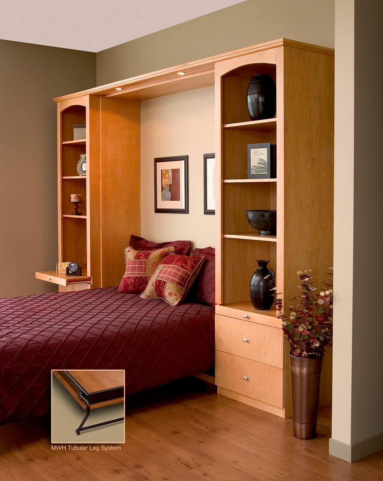 Пример оригинального дизайна: гостевая спальня среднего размера, (комната для гостей) в классическом стиле с бежевыми стенами и паркетным полом среднего тона без камина