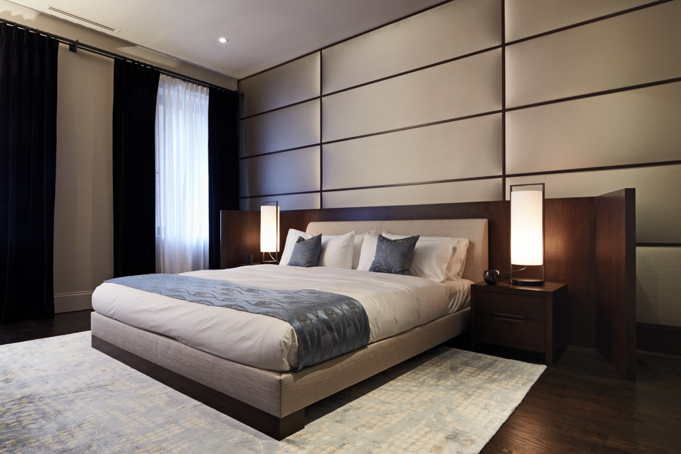 На фото: большая хозяйская спальня в стиле модернизм с бежевыми стенами, темным паркетным полом и коричневым полом без камина с