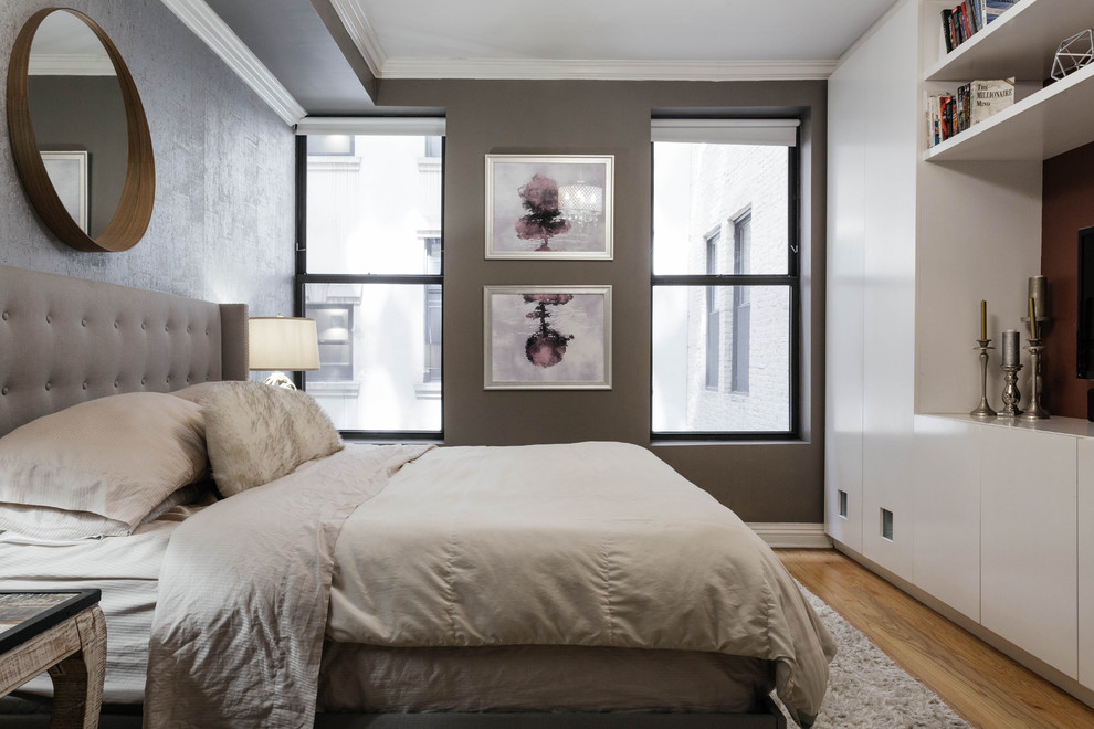 Idées déco pour une chambre parentale industrielle de taille moyenne avec un mur gris et un sol en bois brun.