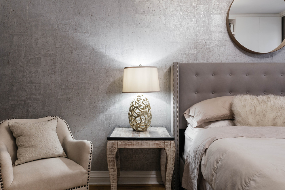 На фото: хозяйская спальня среднего размера в стиле лофт с серыми стенами и паркетным полом среднего тона с